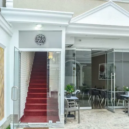Tredi 18 Couette-café Tirana